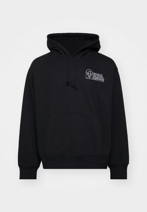 Svart huvtröja av mjukt tyg, med en känguruficka, dragsnodd i huvan och vit logotext på vänster bröst.