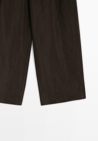 Pantalon droit marron foncé en tissu de poids moyen avec une texture subtile, présenté sur fond blanc.