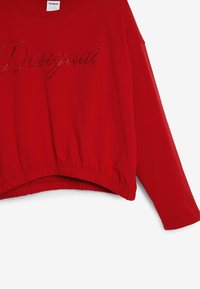 Rotes Langarmshirt aus Baumwolle, mit elastischem Saum und silberverziertem "Desigual"-Logo auf der Vorderseite.
