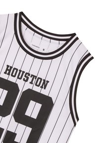 Maglia da basket bianca con righe nere, con la scritta "HOUSTON" e il numero "99" in grassetto nero, accentuata da un colletto a coste neri.
