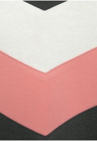 Tejido de mezcla de algodón con un diseño de zigzag; los colores incluyen negro, blanco y rosa claro. Presenta costuras en contraste a lo largo de las costuras.