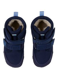 Marineblaue Winterstiefel mit zwei verstellbaren Riemen, Textil- und Kunstfellfutter, runde Zehenform und Zuglasche an der Ferse für einfaches Anziehen.