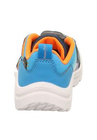 Niebieskie buty sportowe z pomarańczowymi akcentami, wykonane z siateczki i materiałów syntetycznych. Posiadają wyściełany kołnierz i teksturowaną białą podeszwę.