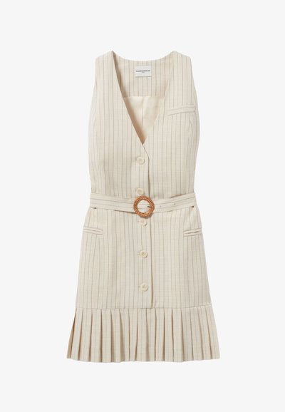 Robe beige à rayures fines avec un décolleté en V, cinq boutons, poches latérales et jupe plissée, rehaussée d'une ceinture tissée avec une boucle circulaire.