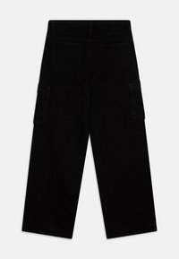 Černé široké cargo kalhoty s hladkým bavlněným povrchem, vybavené bočními kapsami a zadními kapsami, navržené pro pohodlný střih.