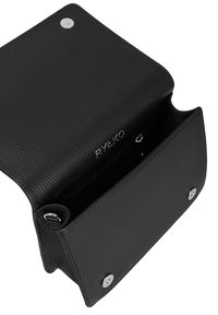 Borsa in pelle nera con finitura testurizzata, hardware argentato, apertura superiore e tasca interna con zip. Dotata di chiusura magnetica.