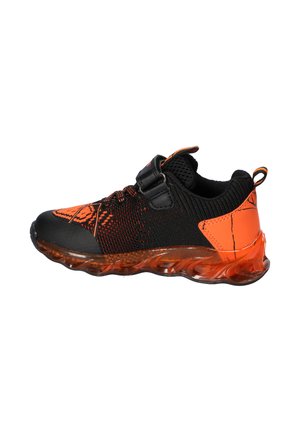 Czarno-pomarańczowy dziecięcy sneaker z przewiewną dzianinową cholewką, paskiem na rzep oraz przezroczystą, amortyzowaną podeszwą.