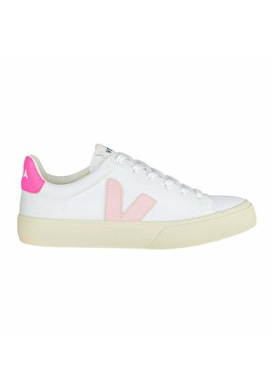 Witte canvas sneakers met een roze "V" logo, lichtroze hieltab en een rubberen zool. Heeft een ronde neus en een klassiek vetersluiting ontwerp.