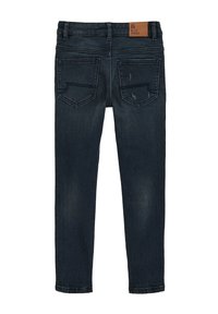 Sötétkék farmernadrág slim fit szabásban, két hátsó zsebbel és egy "BLUE RIDGE" felirattal ellátott bőrövet tartalmaz a deréknál.