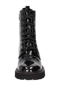 Botte de combat noire brillante avec un motif en crocodile texturé, avant à lacets, semelle épaisse à crampons et languette en haut.