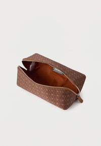 Trousse de toilette à motif marron avec fermeture éclair, forme rectangulaire et doublure intérieure lisse. Comprend une étiquette de logo à l'intérieur.
