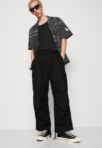 Carhartt WIP JET PANT - Hlačami s stranskimi žepi - black