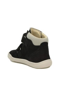 Baskets montantes en suede noir avec deux bandes Velcro réglables, un col en mesh gris clair et une semelle en caoutchouc texturé.