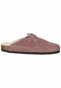 Różowe zamszowe klapki z zaokrąglonym czubkiem, regulowanym paskiem, sztucznym futerkiem w środku, korkową podeszwą oraz teksturowaną czarną gumową podeszwą.