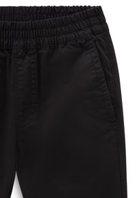 Svarta träningsbyxor med elastisk midja, slät textur och sidofickdetalj, med kontrasterande sömmar synliga.