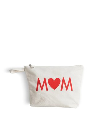Witte etui met ritssluiting en handvat, met het woord "MOM" in rode letters waarbij de "O" aan de voorkant is vervangen door een hartje.