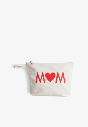 Witte etui met ritssluiting en handvat, met het woord "MOM" in rode letters waarbij de "O" aan de voorkant is vervangen door een hartje.