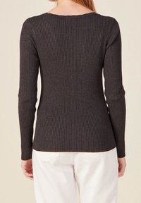 Top de manga larga acanalado en gris oscuro con escote redondeado y silueta ajustada, fabricado en un tejido suave y elástico.