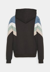 Felpa con cappuccio, base nera, con strisce angolate in azzurro, turchese, crema e beige sulle spalle. Tessuto morbido, polsini e orlo a costine.