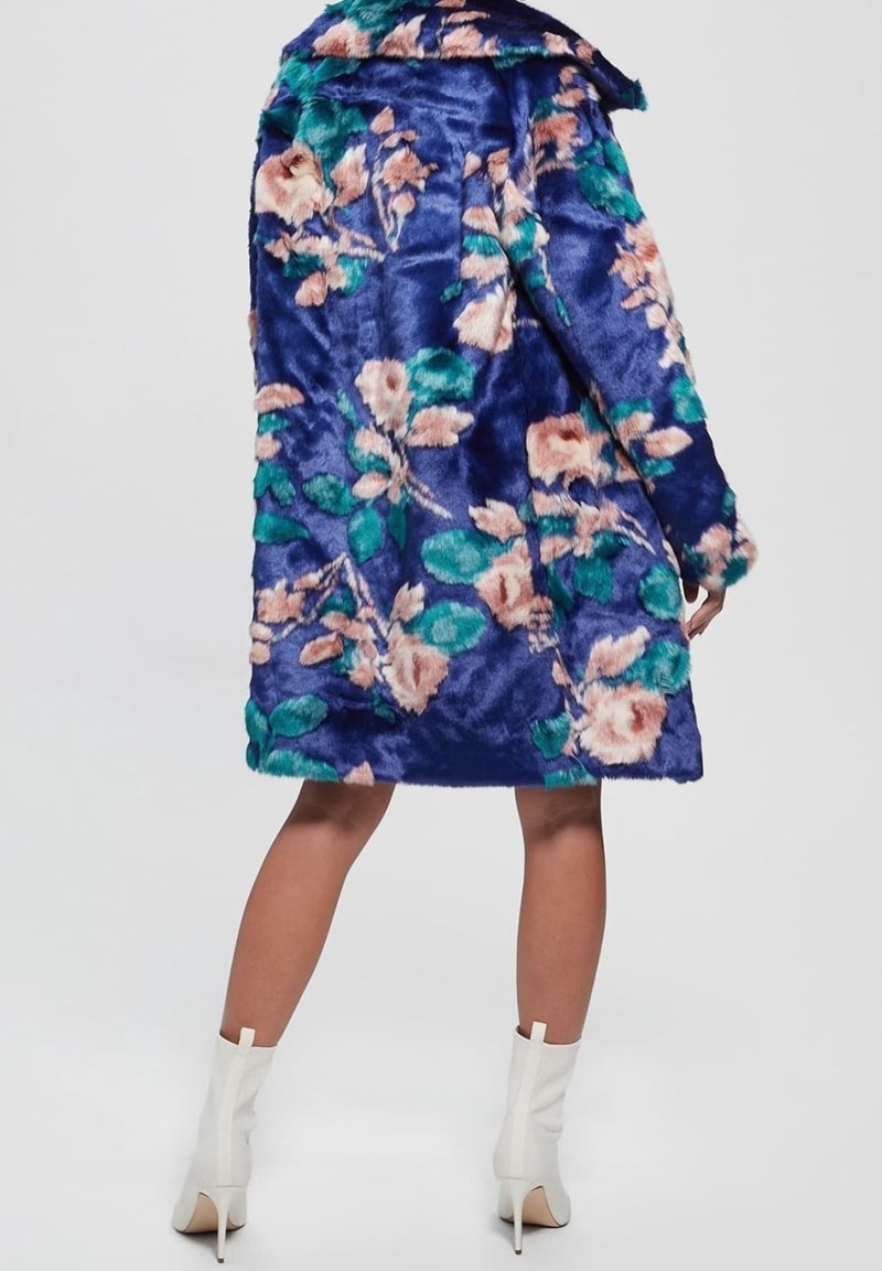 Abrigo de piel sintética con un patrón floral sobre un fondo azul, con acentos en rosa y verde. Mangas largas y diseño de cuello.