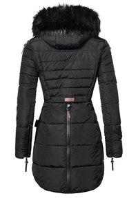 Manteau d'hiver noir matelassé avec manches longues, détail de fermeture éclair au dos, taille cintrée et capuche bordée de fausse fourrure noire.