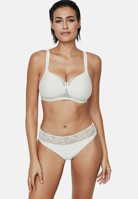 Soutien-gorge blanc et culotte assortie avec des bordures en dentelle. Le soutien-gorge a des bretelles larges et une surface texturée, tandis que la culotte possède une taille décorative.