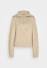 Beiger Strickpullover mit hohem Kragen, halb geöffnetem Reißverschluss und gerippten Bündchen sowie Saum. Verziert mit komplexen Mustern auf dem Stoff.