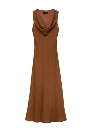 Robe sans manches marron avec un col bateau, en tissu texturé, tombant jusqu'à la cheville, présentant une silhouette fluide.