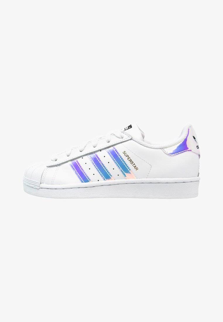 Witte adidas Superstar schoenen met iriserende blauwe strepen, een geraffineerde rubberen neuskap en een platte witte zool. Klassiek vetersluiting ontwerp.