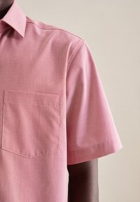 Korte mouw blouse in een lichtroze geruit patroon, met een puntkraag en een borstzak, vervaardigd uit een gladde stof.