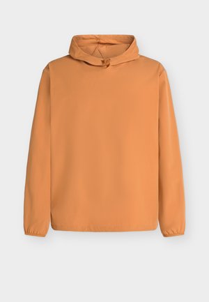 Oranje lange mouwen pullover met capuchon, elastische manchetten en verstelbare koord aan de voorkant van de capuchon, afgebeeld op een lichte achtergrond.