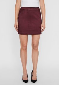Burgunderfarbener Minirock aus glattem Stoff mit geradem Schnitt, ausgestattet mit einem schlichten Bund und ohne sichtbare Muster oder Verzierungen.