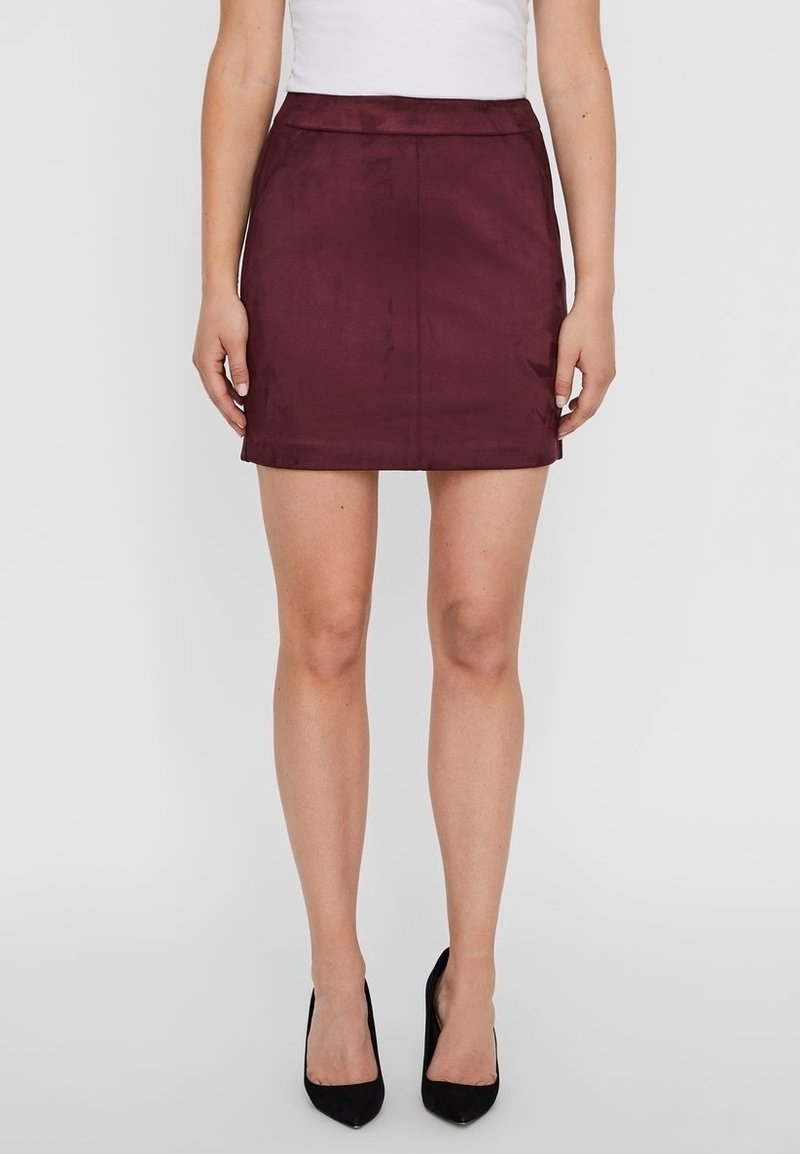 Burgunderfarbener Minirock aus glattem Stoff mit geradem Schnitt, ausgestattet mit einem schlichten Bund und ohne sichtbare Muster oder Verzierungen.