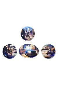 Ensemble de quatre assiettes rondes aux designs sur le thème de la police : un hélicoptère, un chien policier, une voiture de police et une moto, avec des couleurs vives et des arrière-plans urbains.