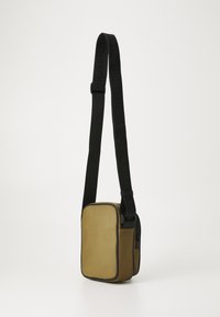 Borsa a spalla compatta in khaki e nero. Materiale liscio, forma rettangolare, dotata di una lunga tracolla regolabile e di una tasca laterale con zip.