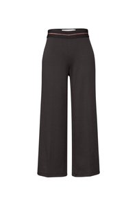 Pantaloni neri a gamba larga realizzati in tessuto morbido. Presentano una cintura elastica con un accento sottile. Fit dritto e design fino al pavimento.