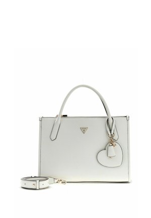 Sac à main rectangulaire blanc avec poignées supérieures, une bandoulière amovible, un porte-clés en forme de cœur et un petit logo triangulaire Guess sur le devant.
