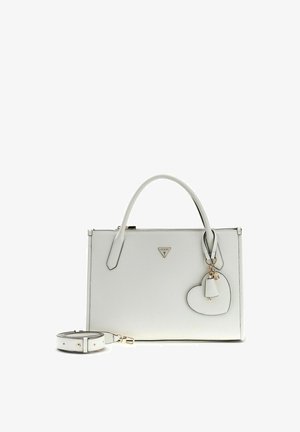 Sac à main rectangulaire blanc avec poignées supérieures, une bandoulière amovible, un porte-clés en forme de cœur et un petit logo triangulaire Guess sur le devant.