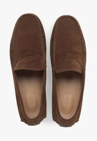 Braune Wildlederloafer mit gesticktem Design, abgerundeter Zehenform und glattem Innenfutter. Verfügt über einen minimalistischen Stil und eine praktische Schlupfkonstruktion.