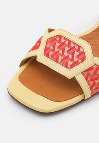 Chie Mihara Sandales - metallic red