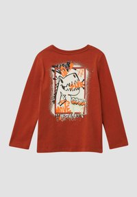 Rdzawy, długi rękaw koszuli z grafiką dinozaura w stylu graffiti oraz tekstami "MIŁOŚĆ", "FAJNY" i "PRZYJAZNY ZIEMI" na plecach.