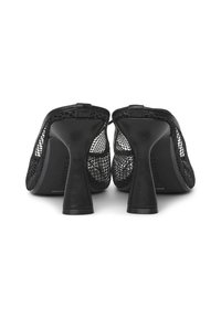 Sandales à talons hauts noires avec un design en maille, dos ouvert et talon rond. La semelle intérieure présente des marques de la marque.