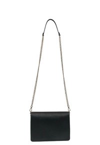 Borsa a tracolla in pelle nera con una forma rettangolare elegante, dotata di una tracolla in catena dorata e una texture liscia. Accentuata da un design minimalista.