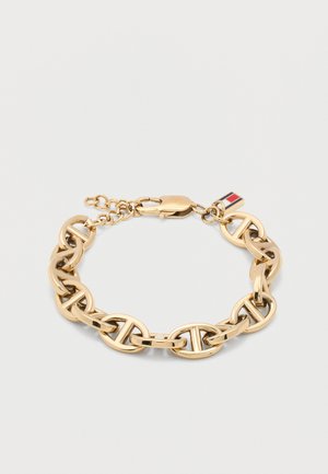 Gouden armband met ovale schakels, voorzien van een horizontaal balkontwerp en een kleine rechthoekige hanger met rode, witte en blauwe strepen.