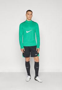 Nike Performance STRIKE SHORT - Träningsshorts - black/stadium green/white
