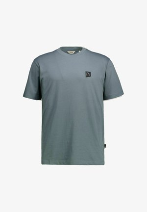 Modro-šedé tričko s krátkym rukávom a okrúhlym výstrihom s malým čiernym štvorcovým logom na ľavej strane hrudníka a textilnou štítkom na bočnom šve.