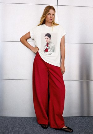 Bershka, GRACIE ABRAMS OVERSIZE SHORT SLEEVE - T-SHIRT - T-shirt imprimé - white