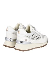 Zapatilla blanca con parte superior de cuero perforado, acentos plateados, cuello acolchado y suela gruesa. Presenta detalles del logo en el talón y en el lateral.