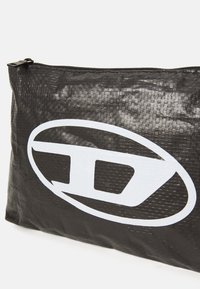 Pochette rettangolare nera realizzata in materiale testurizzato, caratterizzata da un logo grafico bianco ben visibile e chiusura con zip lungo il bordo superiore.