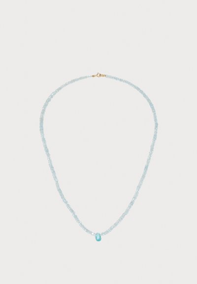 Išskirtinė šviesiai mėlyna karoliukų grandinėlė su vieninteliu lašo formos pakabuku, demonstruojanti elegantišką meistriškumą ant balto fono.